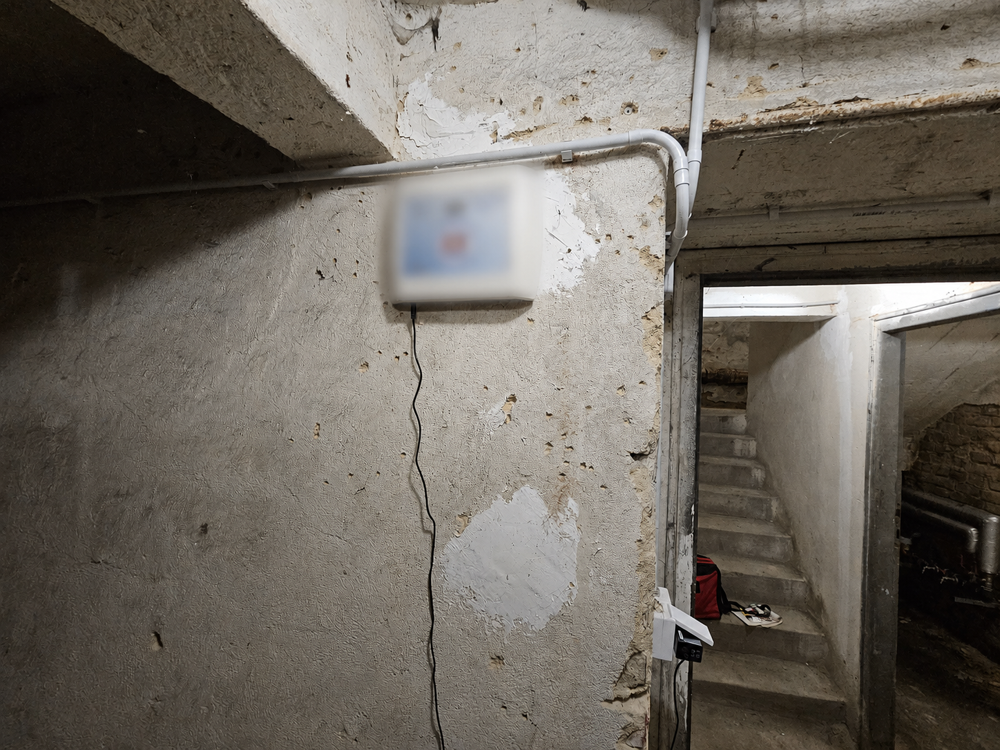 Zařízení bezdrátové elektroosmózy instalované ve sklepních prostorách objektu. Měření provedená v jeho dosahu neprokázala snížení vlhkosti zdiva.
